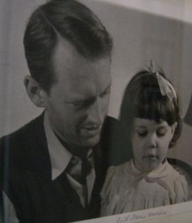 Morbror och gudfar Bertil Hegland med webbredaktören Britt-Marie Norelius ca 1957. Åh, vad roligt vi alltid hade!