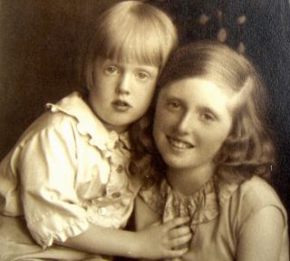Syskonen Bertil Hegland och Margareta Norelius stod varandra nära helal livet. Här ca 1930. Ett rart foto.
