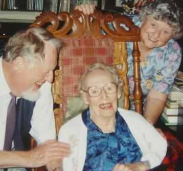 Bertil Hegland och systern Margareta Norelius satte alltid sin mamma Karin Erikson i centrum. Detta var sista gången hon var ute i Sigtuna, mitt föräldrahem. Då var hon 99 år och bodde på Enskededalen. I november samma år avled hon. Vilket rikt liv hon levt och skänkt oss alla!