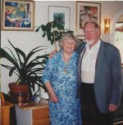 Bertil Hegland o sju år äldre systern Margareta Norelius vid tavlan deras mamma målade 1937 av dem, som du ser separat nedan. FotoBMN 1997