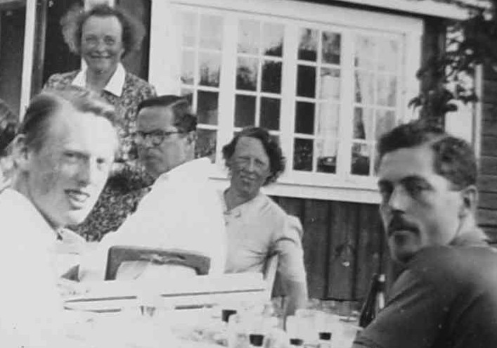 Bertil Hegland med mågen Holger Norelius, sin mamma Karin Erikson och hennes syster Elin Håkansson i Katrineholm hos Bertils morfar Karl Kullberg 1947.