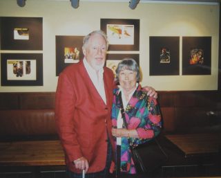 Prinsen Restaurang på nedre Östermalm i Stockholm 1999. Här står Bertil och Britt Hegland framför Bertils illustrationsoriginal ur Levande Livet.