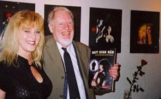 1997 var året då boken om Bertil Hegland kom ut. Här även vernissage av Levande Livet-original på Galleri Aguëli i Stockholm. Py Bäckman är modellen för bokomslaget om Bertil. Foto BMN